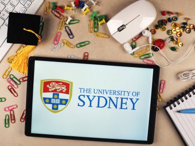 Bu resimde Sydney Üniversitesi logosu bir tablette sergileniyor..