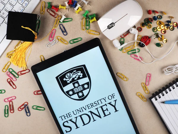삽화에서 시드니 대학교 로고가 태블릿에 표시되어 — 스톡 사진
