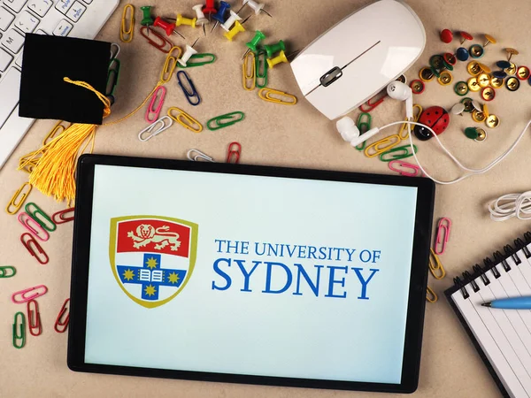 삽화에서 시드니 대학교 로고가 태블릿에 표시되어 — 스톡 사진