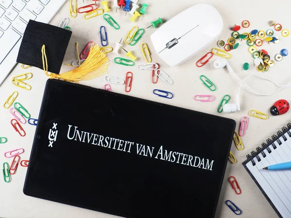 삽화에서 암스테르담 대학교 로고가 태블릿에 표시되어 — 스톡 사진