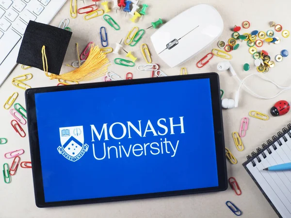 삽화에서 모나쉬 대학교 로고가 태블릿에 표시되어 — 스톡 사진