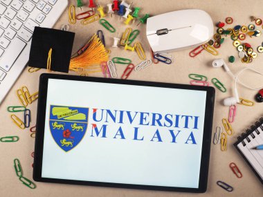 Bu resimde, Universiti Malaya (UM) logosu bir tablette gösteriliyor.