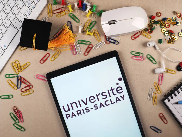 Universit Paris Saclay 로고가 태블릿에 표시되어 있습니다 — 스톡 사진