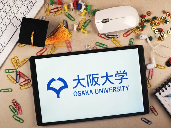 사진의 삽화에서 오사카 대학교 로고가 태블릿에 표시되어 — 스톡 사진