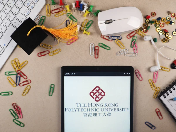 この写真は タブレットに表示されている香港理工大学のロゴです — ストック写真