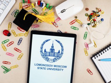 Bu resimde, Lomonosov Moskova Devlet Üniversitesi logosu bir tablette sergileniyor.
