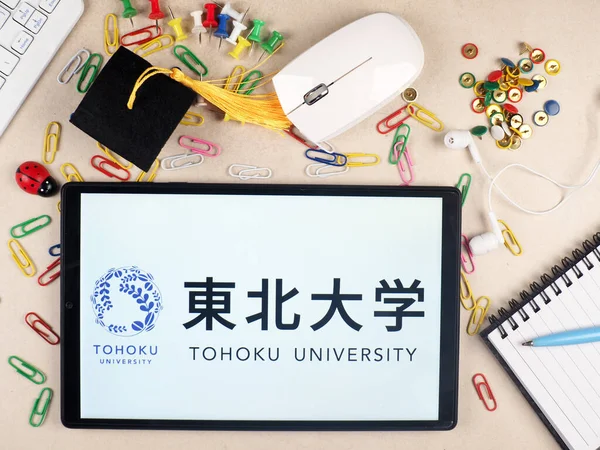 삽화에서 대학교 로고가 태블릿에 표시되어 — 스톡 사진