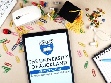 Bu resimde, Auckland Üniversitesi logosu bir tablette sergilenmektedir..