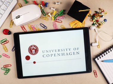 Bu resimde, Kopenhag Üniversitesi logosu bir tablette sergilenmektedir..