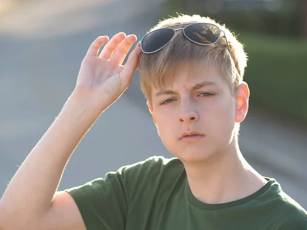 Außenporträt Eines Freundlichen Kaukasischen Blauäugigen Teenagers Mit Sonnenbrille Und Grünem — Stockfoto