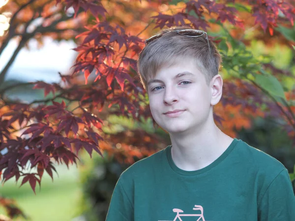 Außenporträt Eines Freundlichen Kaukasischen Blauäugigen Teenagers Einem Grünen Shirt — Stockfoto