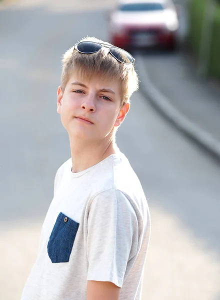 Utomhus Porträtt Vänlig Kaukasisk Blåögd Tonåring Solglasögon — Stockfoto