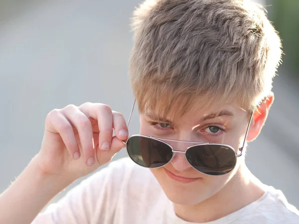 Utomhus Porträtt Vänlig Kaukasisk Blåögd Tonåring Solglasögon — Stockfoto