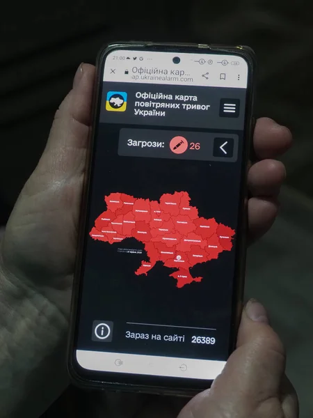 Smartfon Rękach Kobiety Oficjalną Mapą Alarmów Lotniczych Ukrainie Pokazuje Wszystkie — Zdjęcie stockowe