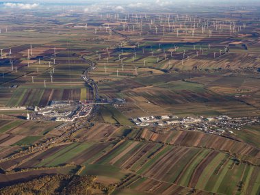 Avusturya başkenti civarında elektrik üreten çok sayıda rüzgar türbininin hava görüntüsü
