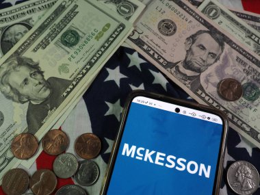 Bu resimde McKesson Şirketi logosu bir akıllı telefondan gösteriliyor.
