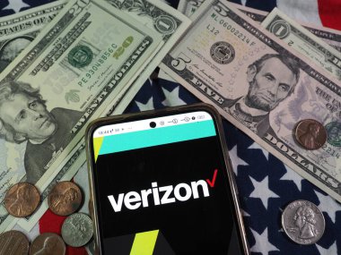 Bu fotoğraf illüstrasyonunda Verizon Communications, Inc. logosu akıllı telefondan görüntülenir