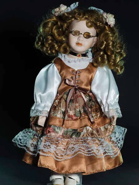 Boneka Porselen Jerman Rambut Coklat Gadis Dengan Rambut Keriting Mengalir — Stok Foto
