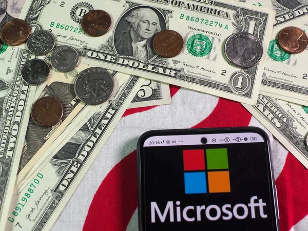 일러스트에서 Microsoft Corporation 로고는 배경에 스마트 노트와 동전에 표시됩니다 — 스톡 사진