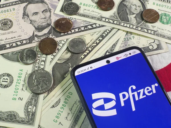 Nesta Foto Ilustração Logotipo Pfizer Inc Exibido Smartphone Notas Moedas — Fotografia de Stock
