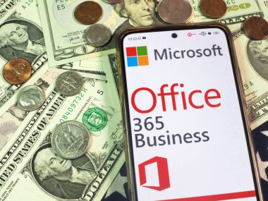 Bu resimde, Microsoft Ofisi 365 İş logosu akıllı telefondan gösteriliyor.