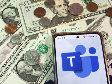 Bu fotoğraf illüstrasyonunda, Microsoft Ekip logosu bir akıllı telefonda görüntülendi.