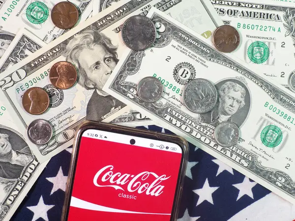 사진에서 코카콜라 로고가 배경에 지폐와 동전이있는 스마트 표시됩니다 — 스톡 사진