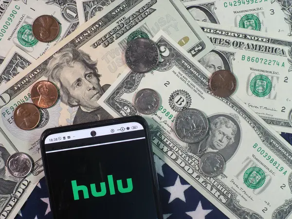 Nesta Foto Ilustração Logotipo Hulu Visto Exibido Smartphone Com Notas — Fotografia de Stock