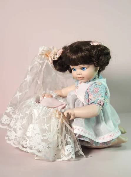 Vintage Keks Porzellanpuppe Mädchen Spielt Mit Einer Baby Puppe Einer — Stockfoto