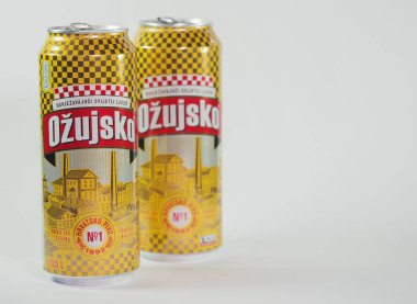 Bu fotoğraf, beyaz arka planda bir kutu Hırvat hafif bira birası Ozujsko 'yu gösteriyor.