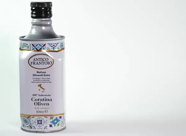 Denna Bild Visar Aluminiumflaska Innehållande Coratina Olivien Italiensk Olivolja Från Stockfoto