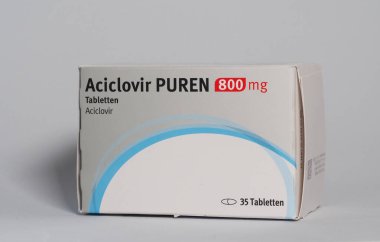 Bavyera, Almanya - 9 Aralık 2023: Bir kutu tablet Acviclovir Puren 800 mg Puren İlaç Şirketi