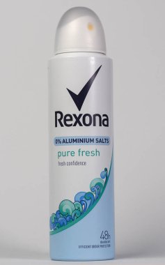 Bavyera, Almanya - 10 Aralık 2023: Bu fotoğrafta, Rexona% 0 Alluminyum Tuzu, beyaz arkaplanda taze, taze bir deodorant.