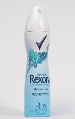 Bavyera, Almanya - 10 Aralık 2023: Bu fotografta, Rexona kadınları uzun süreli koruma duşunda beyaz arka planda taze deodorant.