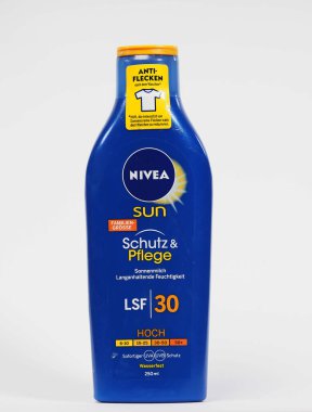 Bavyera, Almanya - 10 Aralık 2023: Bu fotoğrafta, NIVEA Sun Sonnenmilch beyaz arka planı.