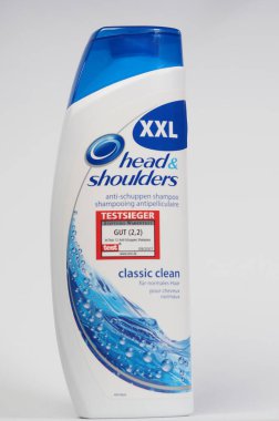 Bavyera, Almanya - 10 Aralık 2023: Bu fotoğrafta, baş & omuzlar, Schuppen Karşıtı Klasik Temiz, beyaz arka planda 500 ml.