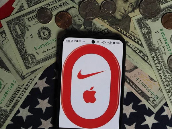 바이에른 12월 25일 2023 일러스트에서 Nike Ipod 로고가 배경에 지폐와 — 스톡 사진