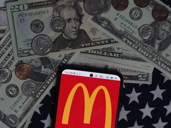 바이에른 12월 25일 2023 사진에서 맥도날드의 Corporation 로고는 백그라운드에 노트와 — 스톡 사진