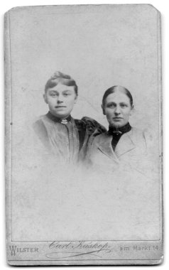 Almanya 'nın kuzeyinde Schleswig-Holstein eyâletinde, Carl Kuskop, Wilster, Holstein eyâletinde beyaz bir arka planda iki kadının stüdyo portresi. Tarih bilinmiyor, yaklaşık 19. yüzyıl - 20. yüzyıl başı..