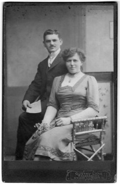 Hasır sandalyede oturan evli bir çiftin stüdyo portresi. Atıcı Gustav Lang, Regensburg, Bavyera, Almanya, tarih bilinmiyor, 19. yüzyılın sonları - 20. yüzyılın başları.