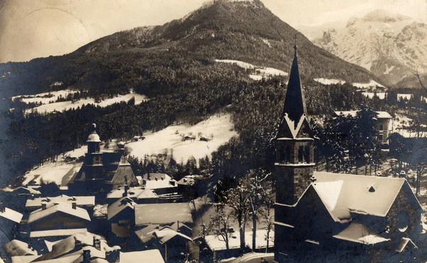 Kışın Rerchtesgaden, Protestan ve Fransisken kiliselerini Schwarzort ve Brett ile gösteren antika bir kartpostal. Rerchtesgaden, Bavyera, Almanya. Çember 1911