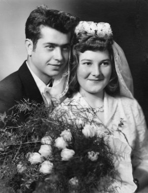 Antika bir fotoğraf yeni evlilerin stüdyo portresini gösteriyor. Almanya. 24 Ocak 1963.