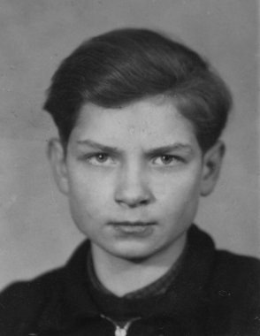 Antika fotoğraf fermuarlı spor ceket giyen bir gencin stüdyo portresini gösteriyor. Almanya. Tarih bilinmiyor, yaklaşık 1930 'larda.