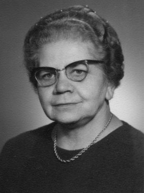 Antika fotoğraf, orta yaşlı bir kadının gözlük takıp boynuna zincir taktığı bir stüdyo portresini gösteriyor. Duisburg, Almanya. 13 Mart 1968