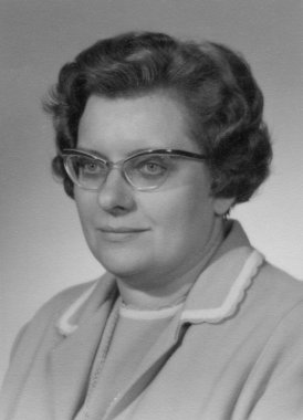 Antika fotoğraf, orta yaşlı, gözlüklü ve örgü takım elbiseli bir kadının stüdyo portresini gösteriyor. Bad Wildungen, Hessen, Almanya. Tarih bilinmiyor, yaklaşık 1960 'larda.