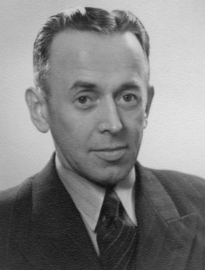 Antika fotoğraf stüdyo fotoğrafında takım elbiseli ve kravatlı bir adamın resmi var. Almanya. 5 Nisan 1940