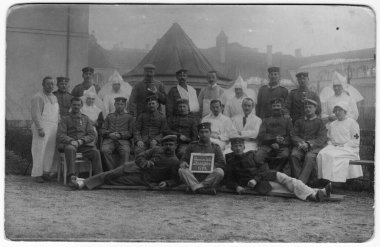 Hastanede tedavi edilen tıbbi personelin ve askeri personelin antika fotoğrafı. Münih, Bavyera, Almanya. 29 Ağustos 1914.