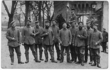 Bir askeri birliğin antika açık hava fotoğrafı, arkada at üstünde oturan bir subay. Almanya. 7 Eylül 1916