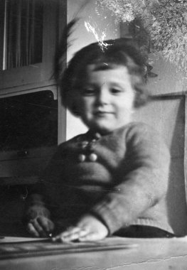 Küçük beyaz bir kızın antik stüdyo fotoğrafı. Almanya. 30 Mayıs 1905.