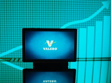 Bavyera, Almanya - 14 Şubat 2024: Bu resimde Valero Enerji Şirketi logosu bir tablette sergilenmektedir